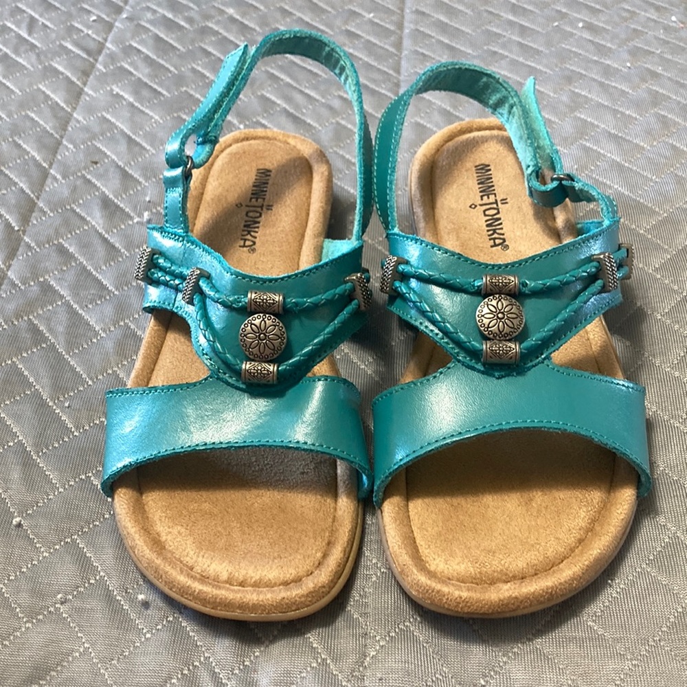 NWT size 7w Minnetonka ladies sandals